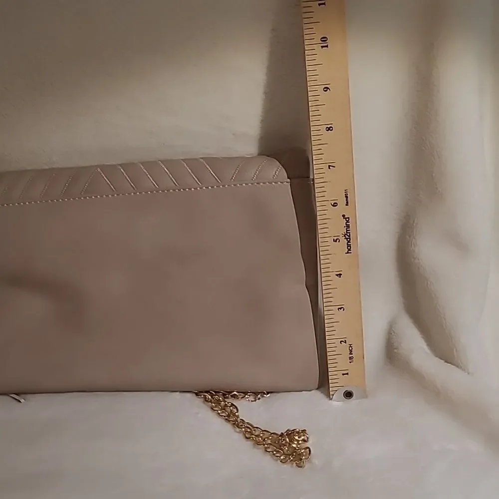 Shoulder chain purse with 3 pockets with magnet closure